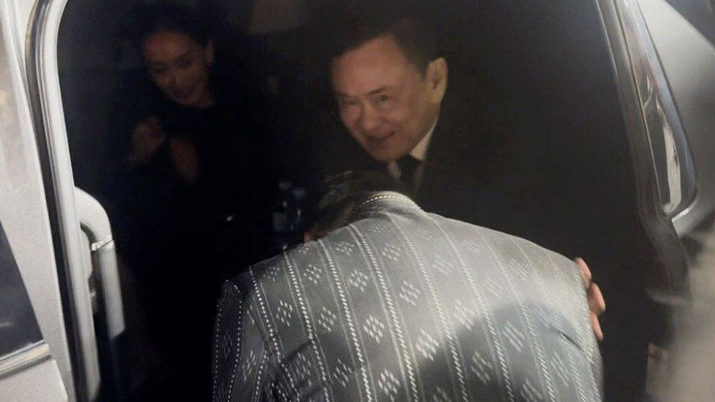 “อนุทิน” กราบตัก “ทักษิณ” ส่งขึ้นรถ หลังงานสวดอภิธรรมศพ “เกรียง” - ร่วมโต๊ะมื้อเย็น