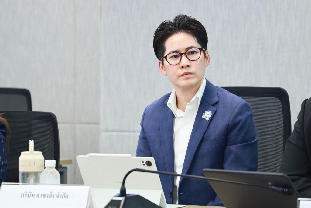 พันโทหญิง ดร.ธมกร ศุภธนรังสี รองประธานฝ่ายรัฐสัมพันธ์ ลาซาด้า ประเทศไทย และนายกสมาคมการค้าแพลตฟอร์มดิจิทัลไทย (TDPA) 