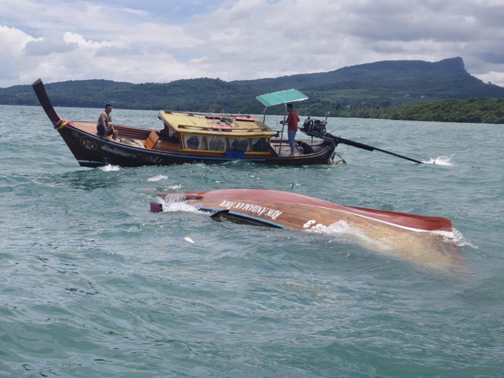 ระทึก! เรือท่องเที่ยวหัวโทงพลิกคว่ำ-ล่ม กลางทะเลแหลมหางนาค จ.กระบี่ เรือนำเที่ยวเข้าช่วยเหลือ 12 ชีวิตปลอดภัย