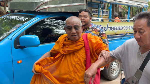 เจ้าอาวาสวัดป่าอดุลยรามออกจากโรงพยาบาลแล้ว ฝากญาติโยมเจอหลวงพ่อห้ามพูดเรื่องปัญหากรรมสิทธิที่ดินวัด หวั่นเครียด!