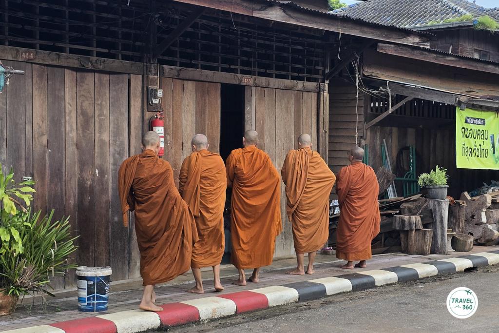 ตักบาตรยามเช้า