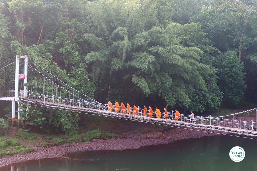 พระสงฆ์เดินข้ามสะพานแขวน