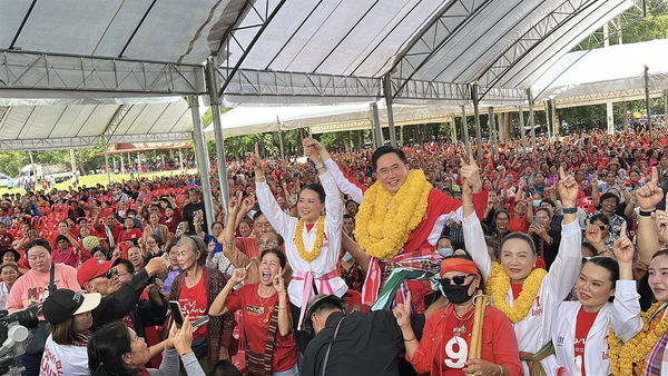 ศ.ดร.ยศนันท์ วงศ์สวัสดิ์ รองนายกรัฐมนตรี และรมว.อว.ลงพื้นที่ช่วยปราศรัยหาเสียงให้กับ นางเฉลิมขวัญ หล่อตระกูล