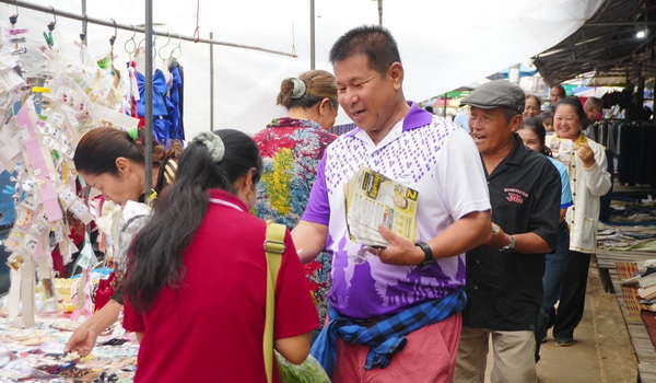 นายประเสริฐ บุญเรือง หรือกำนันหิต เดินเท้าลุยหาเสียงที่อ.เขาวง จ.กาฬสินธุ์