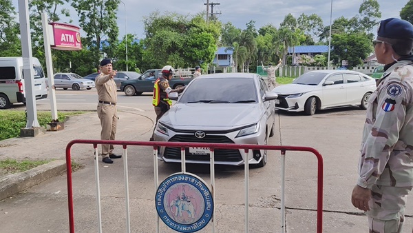 ศูนย์ราชการปราจีนฯ คุมเข้ม! ตำรวจ-อส.ตั้งจุดคัดกรอง ป้องกันกลุ่มผู้ชุมนุมเข้าพื้นที่