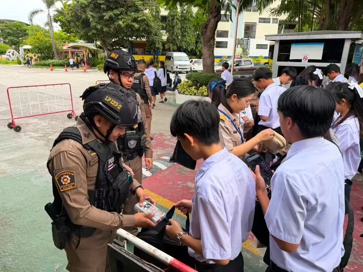 ตรวจค้นสิ่งผิดกฏหมาย