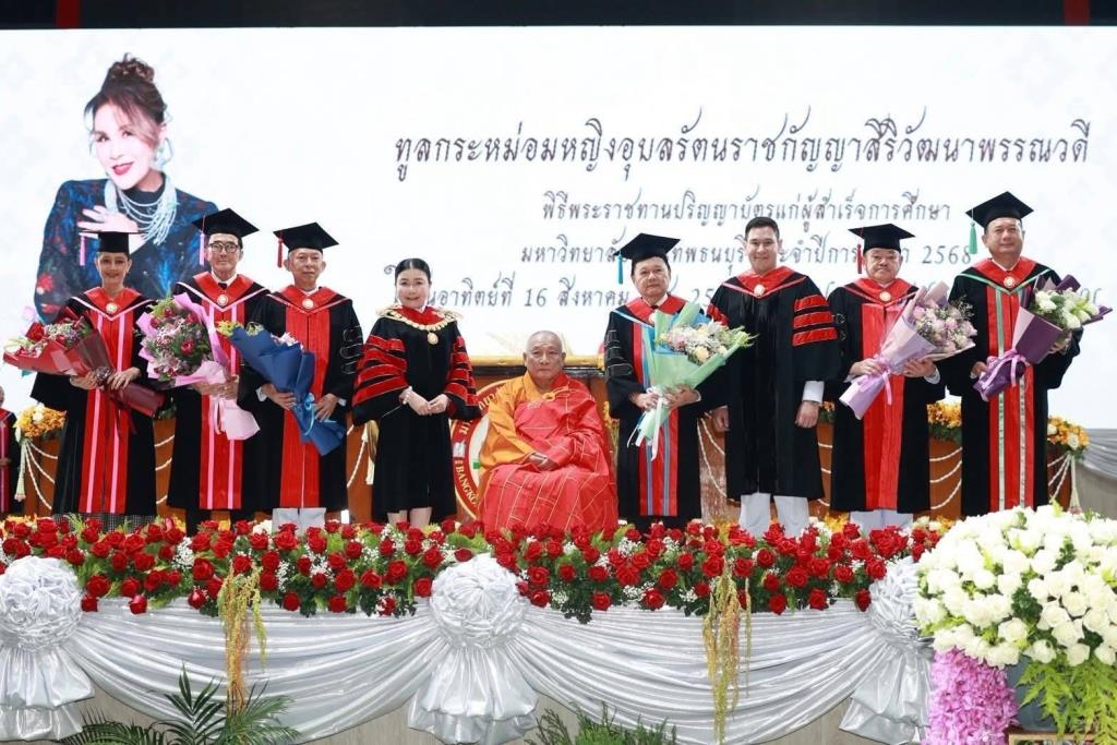 ทูลกระหม่อมหญิงอุบลรัตนราชกัญญา สิริวัฒนาพรรณวดี พระราชทานปริญญาบัตรแก่ผู้สำเร็จการศึกษาจากมหาวิทยาลัยกรุงเทพธนบุรี