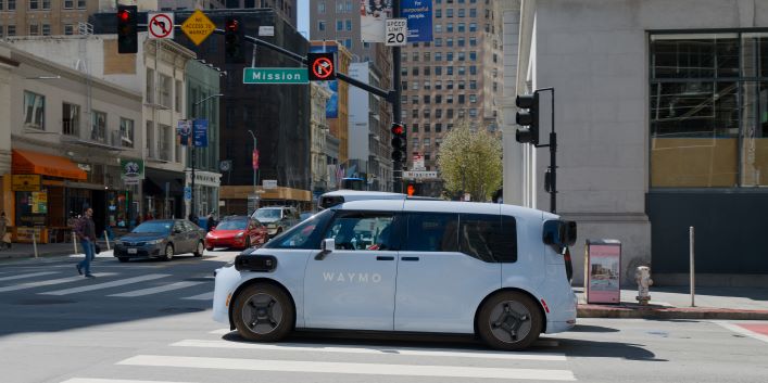 Ojai รถแท็กซี่ไร้คนขับรุ่นล่าสุดของ Waymo เป็นยานยนต์ไฟฟ้าที่พัฒนาร่วมกับแบรนด์ Zeekr  ของจีน และเริ่มให้บริการรับส่งผู้โดยสารในสหรัฐอเมริกาตั้งแต่เดือนพฤษภาคม 2569 - ภาพ : วิกิพีเดีย