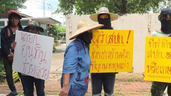 เขาฉกรรจ์เดือด! ชาวบ้านกว่า 40 คนบุก ส.ป.ก.สระแก้ว ทวงสิทธิ์ที่ดินพิพาท ปมแย่งตัดยูคาฯ จี้รัฐเร่งชี้ขาด