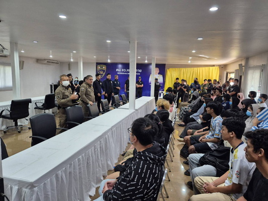 พ.ต.ท.ธียาฌพัตท์ รังสิพราหมณกุล รองผกก.ตม.หนองคาย เดินทางไปรับคนไทย  42 ราย กลับประเทศ 