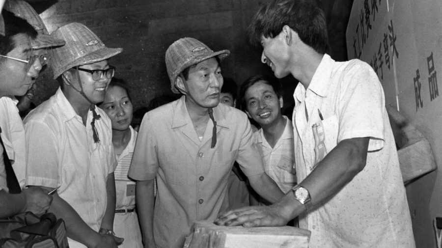 จูหรงจี ขณะชมการแข่งขันผลงานด้านเทคโนโลยีของคนงานที่เซี่ยงไฮ้ ปี 1990 