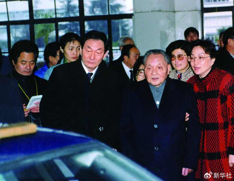 จูหรงจี กับ ผู้นำเติ้งเสี่ยวผิง ที่บริษัทรถยนต์ Volkswagen ในนครเซี่ยงไฮ้ปี 1991