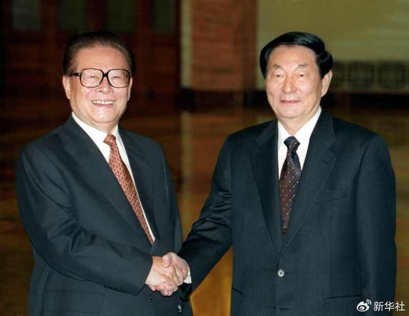 อดีตนายกฯจูหรงจีกับอดีตประธานาธิบดีเจียงเจ๋อหมิน ปี 2002