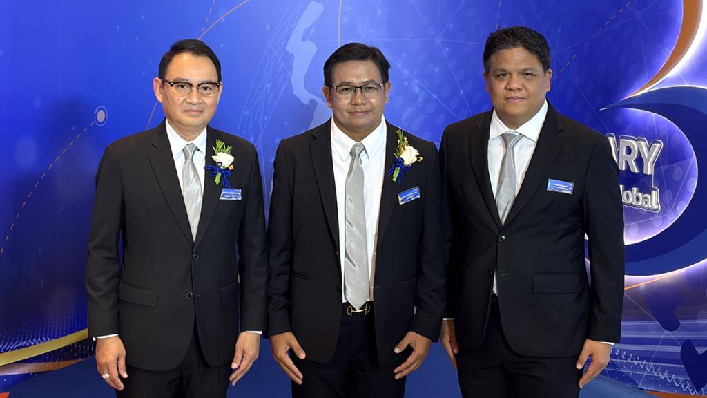 ศุภประเสริฐ วงศ์สุวรรณ (ซ้าย) นำโชค โสมาภา (กลาง) 