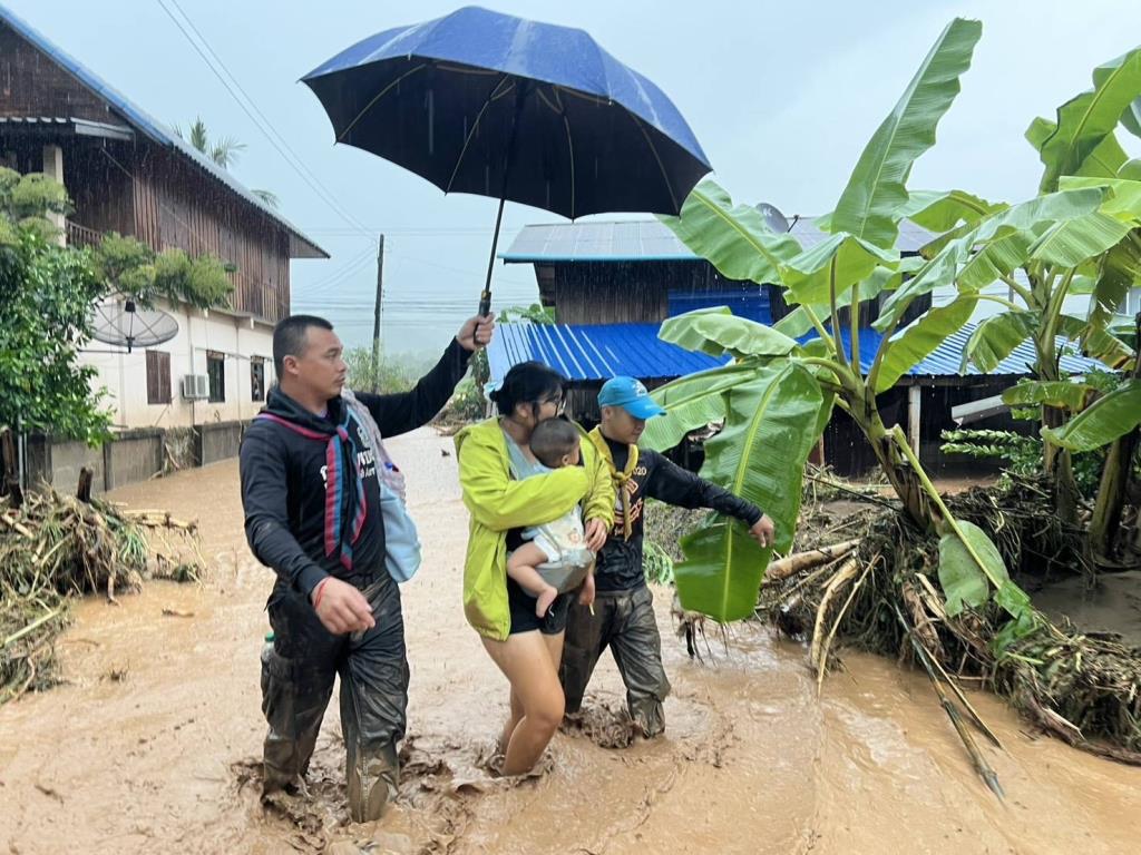 ศบภ.มทบ.38 ส่งทหารพราน 32 ลุยช่วยชาวปัว ขนของหนีน้ำท่วมฉับพลัน เตรียมศูนย์อพยพรับมือฝนหนัก