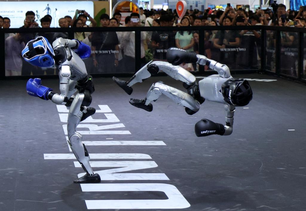 แฟ้มภาพหุ่นยนต์ฮิวมานอยด์จาก Unitree Robotics สาธิตการชกมวยคิกบ็อกซิ่งในงาน World Robot Conference ปี 2026 ที่ปักกิ่ง ประเทศจีน เมื่อวันที่ 19 สิงหาคม 2026 