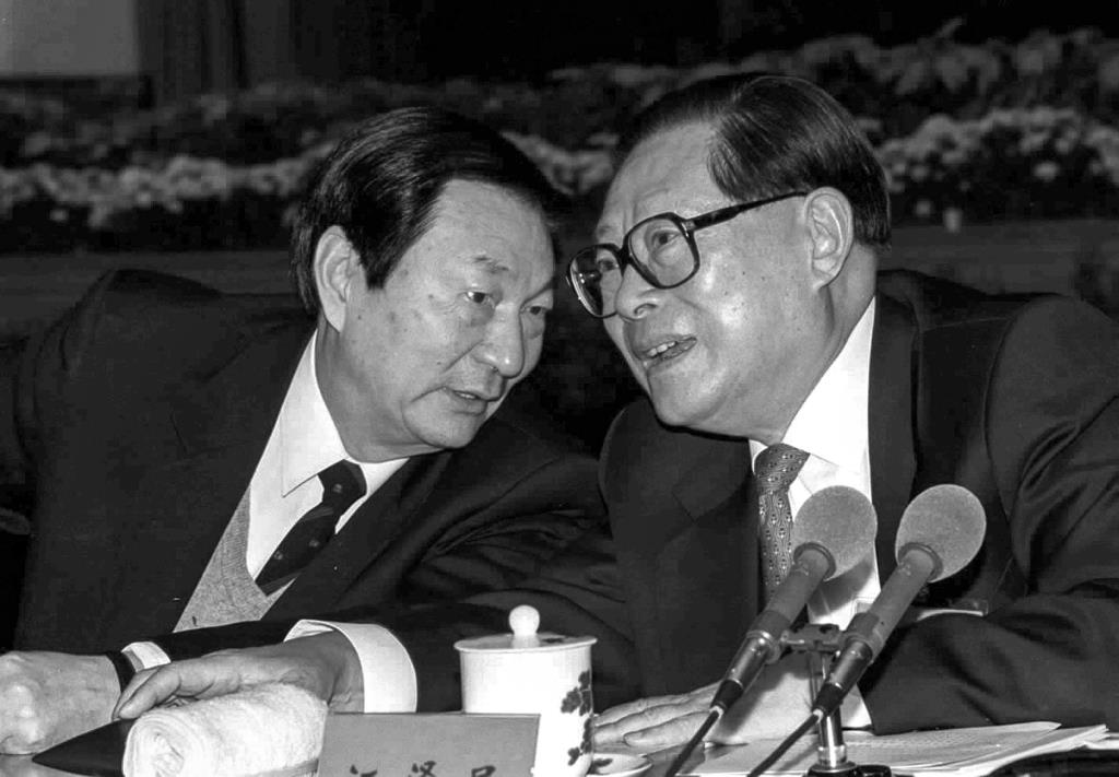 ภาพถ่ายคู่กันเมื่อปีพ.ศ. 2542 ( ค.ศ.1999) ระหว่างนาย จูหรงจี ( ซ้าย ) ขณะดำรงตำแหน่งนายกรัฐมนตรีของจีนกับนายเจียงเจ๋อหมิน ซึ่งดำรงตำแหน่งประธานาธิบดีในเวลานั้น - ภาพ : ซินหัว
