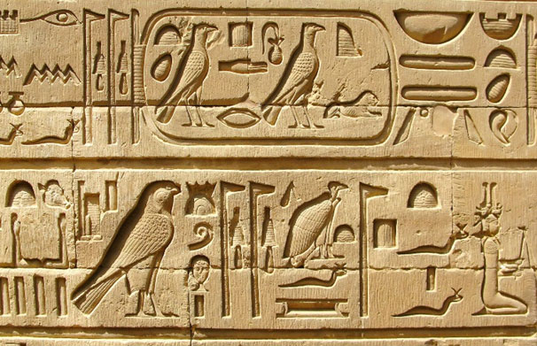 อักษรรูปภาพ hieroglyphics ที่ใช้ในภาษาของฟาโรห์ แห่งอาณาจักรอียิปต์โบราณ ภาพจาก Icon72/Dreamstime.com
