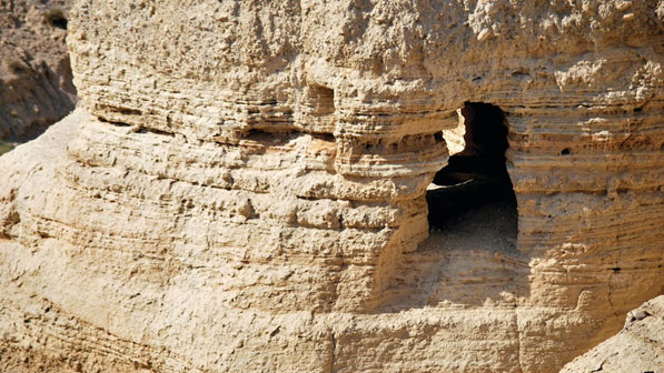 ดินแดนโบราณคดี Qumran ในทะเลทราย Judea ซึ่งเป็นสถานที่พบจารึกทะเลมรณะ ภาพจาก HADAR YAHAV