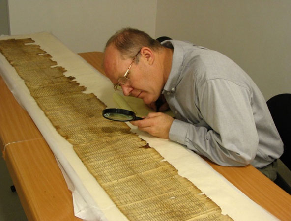 ผู้เชี่ยวชาญในการอ่านจารึกทะเลมรณะ ภาพจาก BYU professor of Hebrew Donald Parry