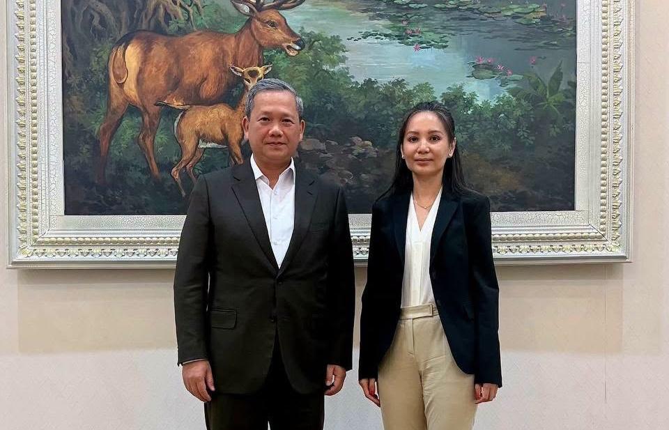นายกรัฐมนตรีฮุน มาเนต ถ่ายภาพร่วมกับเขม มโนวิทยา บุตรสาวของอดีตหัวหน้าพรรคฝ่ายค้าน.