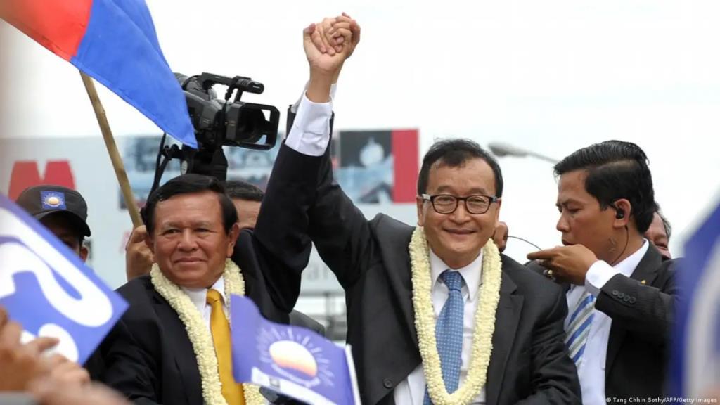 เขม โสกา และสม รังสี ระหว่างรณรงค์หาเสียงเลือกตั้งให้กับพรรค CNRP.