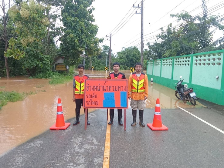 ทช.เผยถนน – สะพาน พื้นที่ จ.น่าน น้ำท่วมสูงรถผ่านไม่ได้ 7 แห่ง ติดตั้งป้าย ไฟกระพริบเตือนจุดเสี่ยง