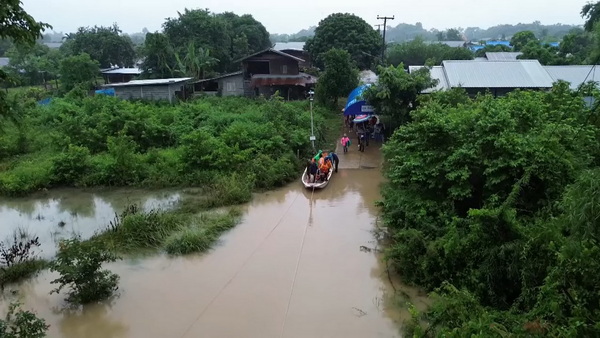 ฝนตกต่อเนื่อง เกิดน้ำท่วมขังสูงกว่า 3 เมตร ปิดทางเข้าออกหมู่บ้าน