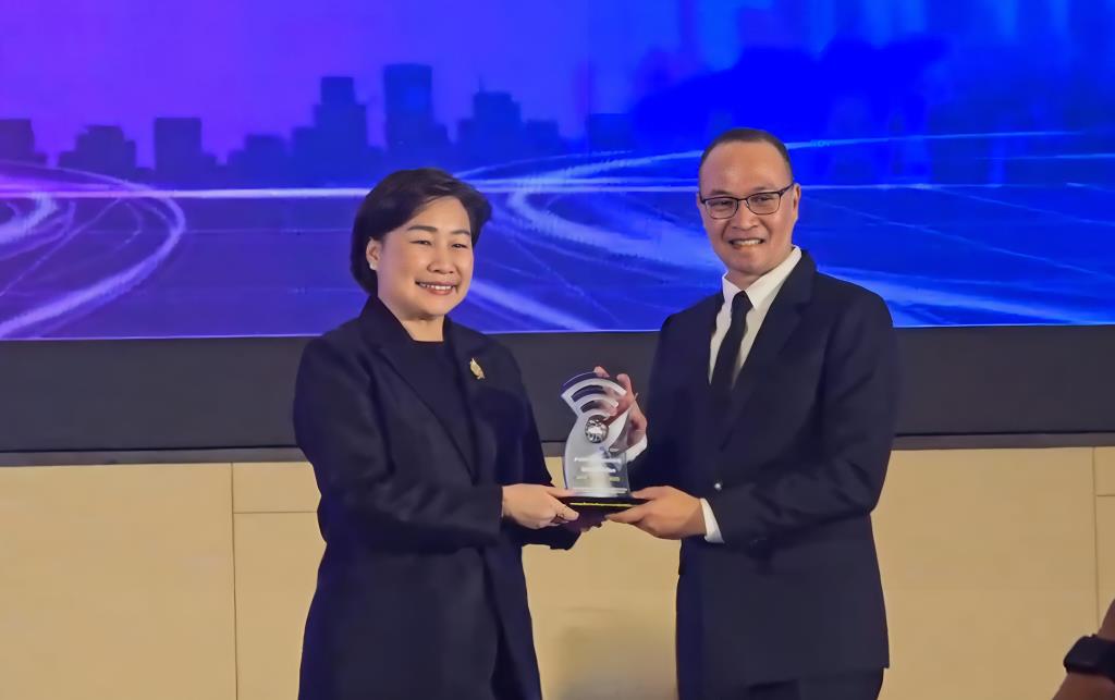พล.ต.ท.ไตรรงค์ ผิวพรรณ โฆษก ตร. เป็นผู้แทนรับรางวัล