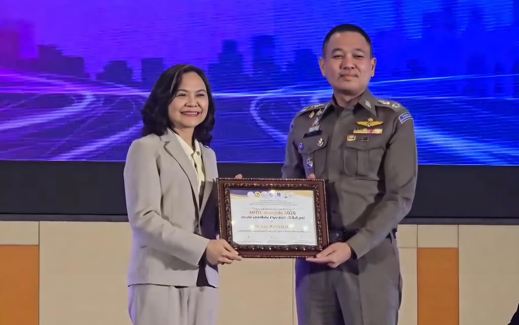 พล.ต.ต.ศิริวัฒน์ ดีพอ ผบก.สอท.1 รับรางวัลประเภทบุคคล
