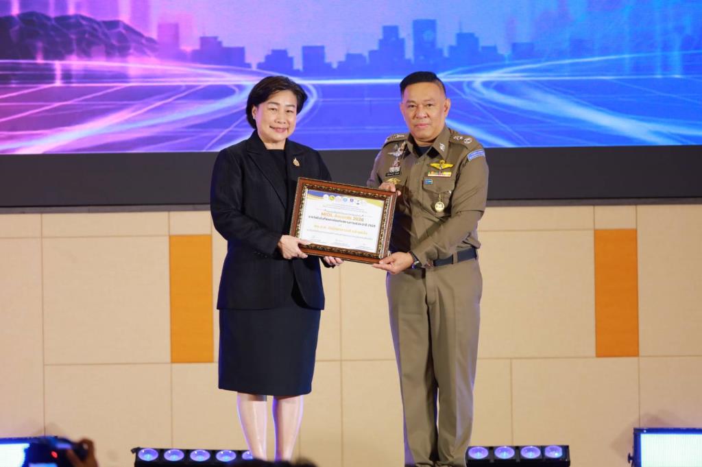 พล.ต.ต.ชัชปัณฑกาณต์ คล้ายคลึง รอง ผบช.สอท.รับรางวัลประเภทบุคคล 