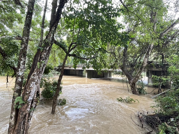 สังขละบุรีเฝ้าระวัง 24 ชม. หลังฝนตกหนัก 10 วัน หวั่นน้ำป่า-ดินโคลนถล่ม กระทบชุมชนชายแดน