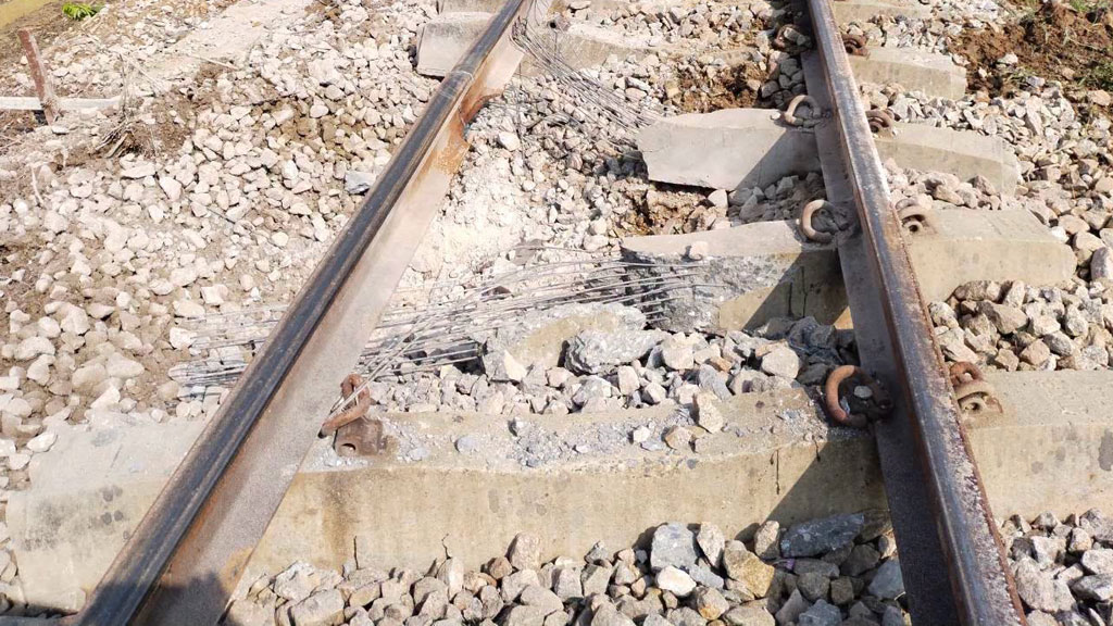 ระเบิดรางรถไฟนราธิวาส! หมอนคอนกรีตเสียหาย สั่งปิดเส้นทาง “มะรือโบ-ตันหยงมัส”