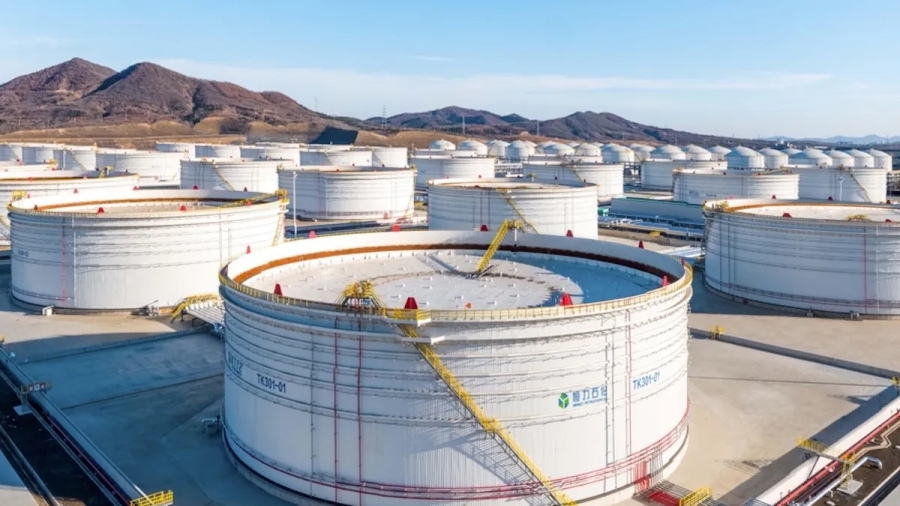 บริษัท เหิงลี่ปิโตรเคมีคอล จำกัด (Hengli Petrochemical Co) เป็นผู้ดำเนินการกลุ่มโรงกลั่นน้ำมันและโรงงานผลิตสารปิโตรเคมีขนาดการผลิตปีละ 20 ล้านตัน ที่ตั้งอยู่บนเกาะฉางซิง เมืองต้าเหลียน มณฑลเหลียวหนิง ทางภาคตะวันออกเฉียงเหนือของจีน เมื่อวันศุกร์ (21 ส.ค.) ที่ผ่านมา กระทรวงการคลังสหรัฐฯได้เพิ่มชื่อกิจการแห่งนี้เข้าไปในบัญชีแซงก์ชั่นคว่ำบาตรของตน ความเคลื่อนไหวครั้งนี้ถือเป็นการปฏิบัติการสำคัญที่สุดเท่าที่เคยกระทำมาของวอชิงตันในการเล่นงานอุตสาหกรรมกลั่นน้ำมันของแดนมังกร และเน้นย้ำให้เห็นความมุ่งมั่นตั้งใจของสหรัฐฯที่จะเพิ่มแรงกดดันต่ออิหร่าน แม้กระทั่งในช่วงเวลาเพียงไม่กี่สัปดาห์ก่อนหน้าการพบปะหารือที่ได้รับการคาดการณ์กันเอาไว้อย่างมากมายระหว่างประธานาธิบดีโดนัลด์ ทรัมป์ ของสหรัฐฯ กับประธานาธิบดีสี จิ้นผิง ของจีน  ทั้งนี้ตามรายงานของสำนักข่าวบลูมเบิร์ก  อย่างไรก็ดี พวกนักวิเคราะห์จำนวนไม่น้อยยังคงตั้งคำถามว่า ทรัมป์จะเดินหน้าไปในทิศทางนี้ได้อีกไกลแค่ไหน เมื่อพิจารณาจากผลกระทบที่จะเกิดขึ้นกับการเลือกตั้งกลางเทอมของสหรัฐฯ ซึ่งกำลังจะเกิดขึ้นตอนต้นเดือนพฤศจิกายนนี้แล้ว  (ภาพจาก Baidu.com, Hengli Group)