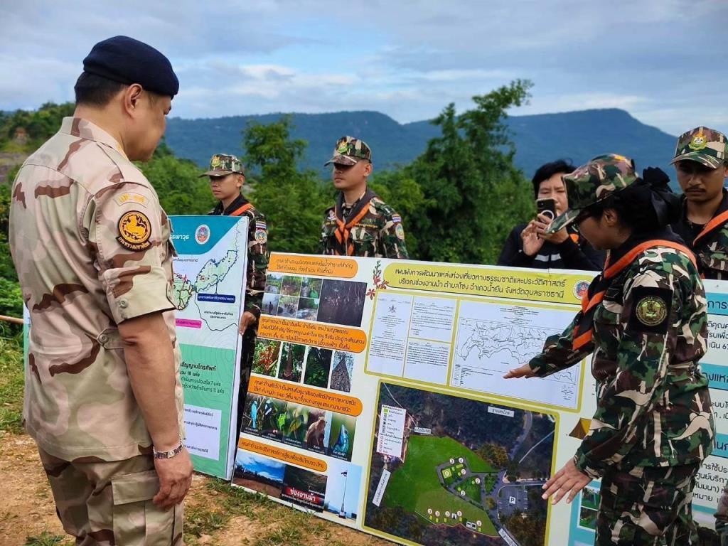 นายอนุทิน ชาญวีรกูล นายกรัฐมนตรี ฟังบรรยายสรุปจากเจ้าหน้าที่ (ภาพ : กรมอุทยานแห่งชาติ สัตว์ป่า และพันธุ์พืช)