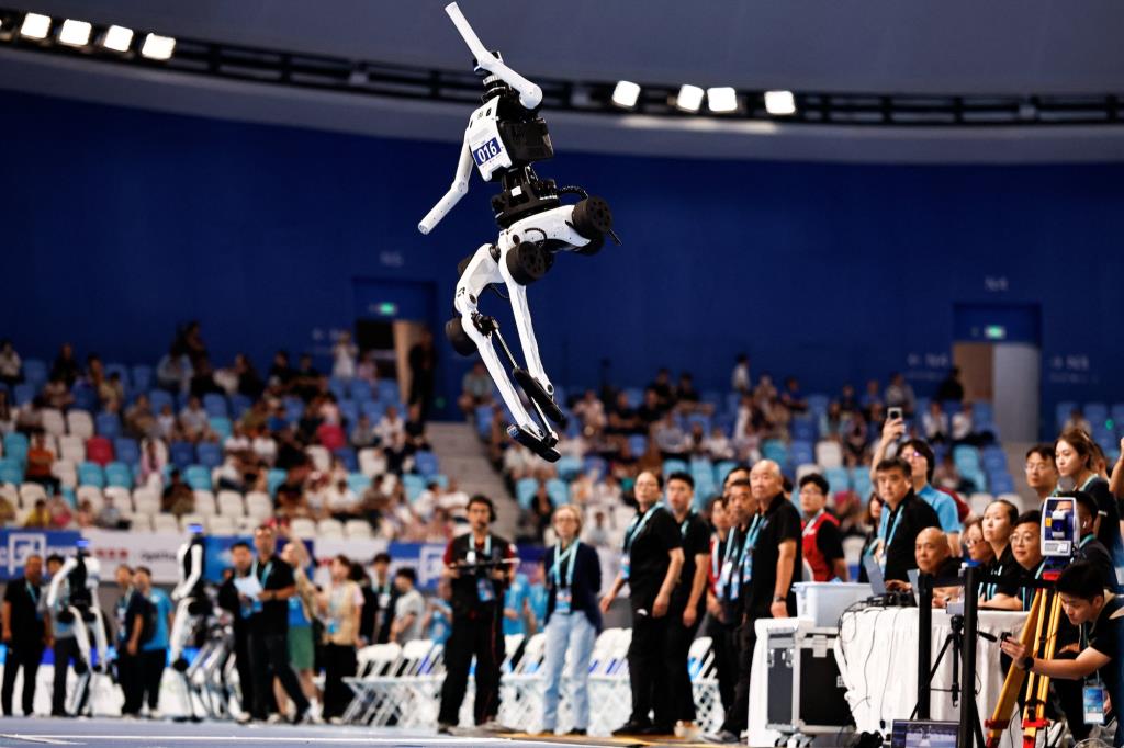 หุ่นยนต์ฮิวมานอยด์เทียนกงเข้าร่วมการแข่งขันกระโดดไกลในงานกีฬาหุ่นยนต์ฮิวมานอยด์โลกปี 2026