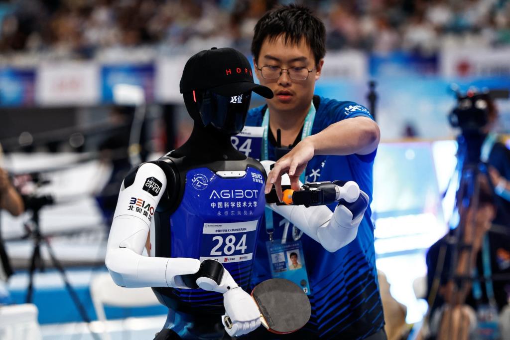 การแข่งขันปิงปองของหุ่นยนต์ AgiBot ยังเห็นข้อจำกัดที่วิศวกรต้องวางลูกบนมือหุ่นยนต์ก่อนเริ่ม