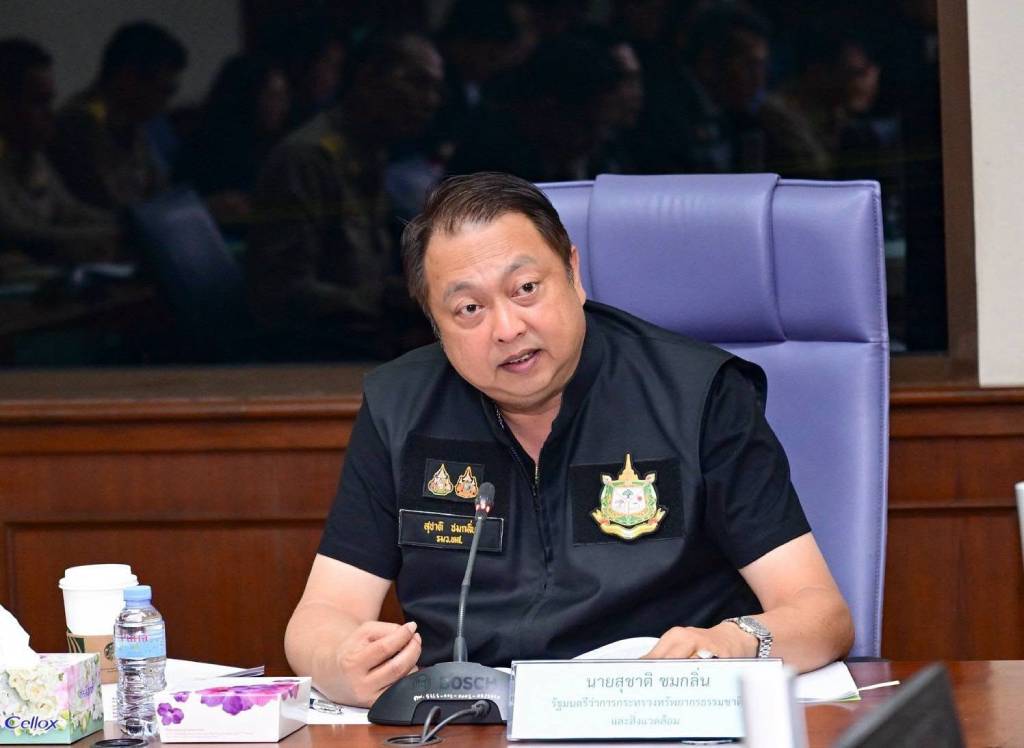 นายสุชาติ ชมกลิ่น รองนายกรัฐมนตรีและรัฐมนตรีว่าการกระทรวงทรัพยากรธรรมชาติและสิ่งแวดล้อม