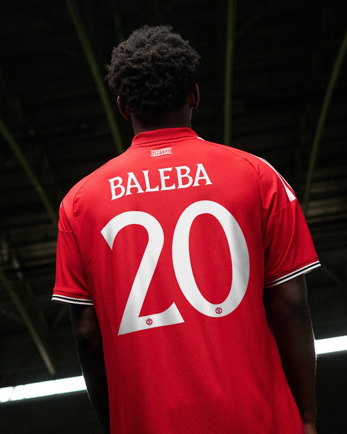 สวมเสื้อหมายเลข 20 