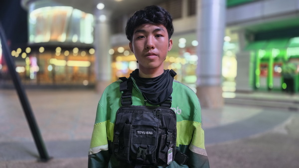 นายธนากร จันทร์สุข อายุ 19 ปี ไรเดอร์เจ้าของคลิป หนึ่งในพลเมืองดีที่ช่วยชีวิตหญิงสาวได้ทัน