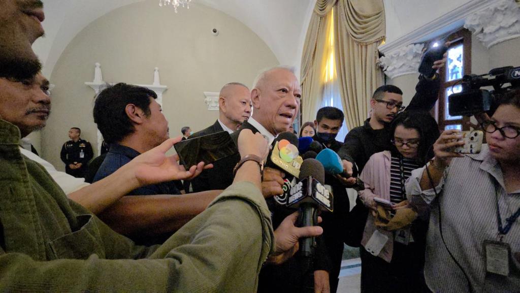 "พิพัฒน์" เชื่อลูกชายไม่เอี่ยวฮั้ว สว. เหตุเป็น สส.บัญชีรายชื่อ-สังกัดพรรค กม.ห้ามยุ่ง ขู่ฟ้องซักฟอกลอยๆ