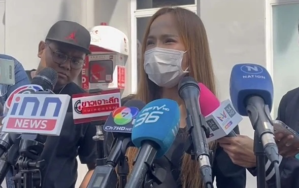 ศาลอาญาพิพากษาจำคุก "เจ๊หนิง-สามี"  1 ปี 6 เดือน รอลงอาญา 3 ปี ปรับ 150,000 บาท ปมหมิ่น"เมียโจ๊ก"