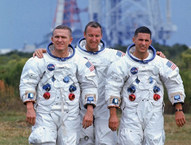 Frank Borman, Jim Lovell และ William Anders (ตามลำดับ) มนุษย์สามคนแรก  ที่ได้เห็นด้านหลังของดวงจันทร์ ภาพจาก Ralph Morse / The LIFE Picture Collection / Getty