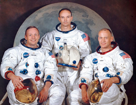 Neil Armstrong (ซ้าย) และ Buzz Aldrin (ขวา) มนุษย์สองคนแรกที่ได้เหยียบย่ำบนดวงจันทร์  ในขณะที่ Michael Collins (กลาง) อยู่ในยาน เพื่อคอยรับมนุษย์อวกาศทั้งสองกลับโลก  ภาพจาก NASA via AP