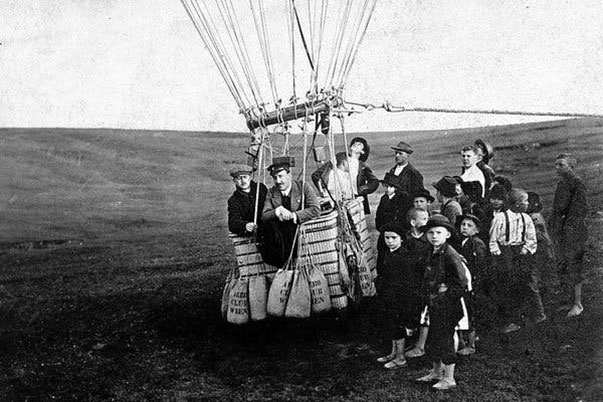 Victor Hess (คนกลางในบอลลูน) ได้ขึ้นบอลลูนที่ออสเตรีย เมื่อปี 1911  ภาพจาก www.nytimes.com
