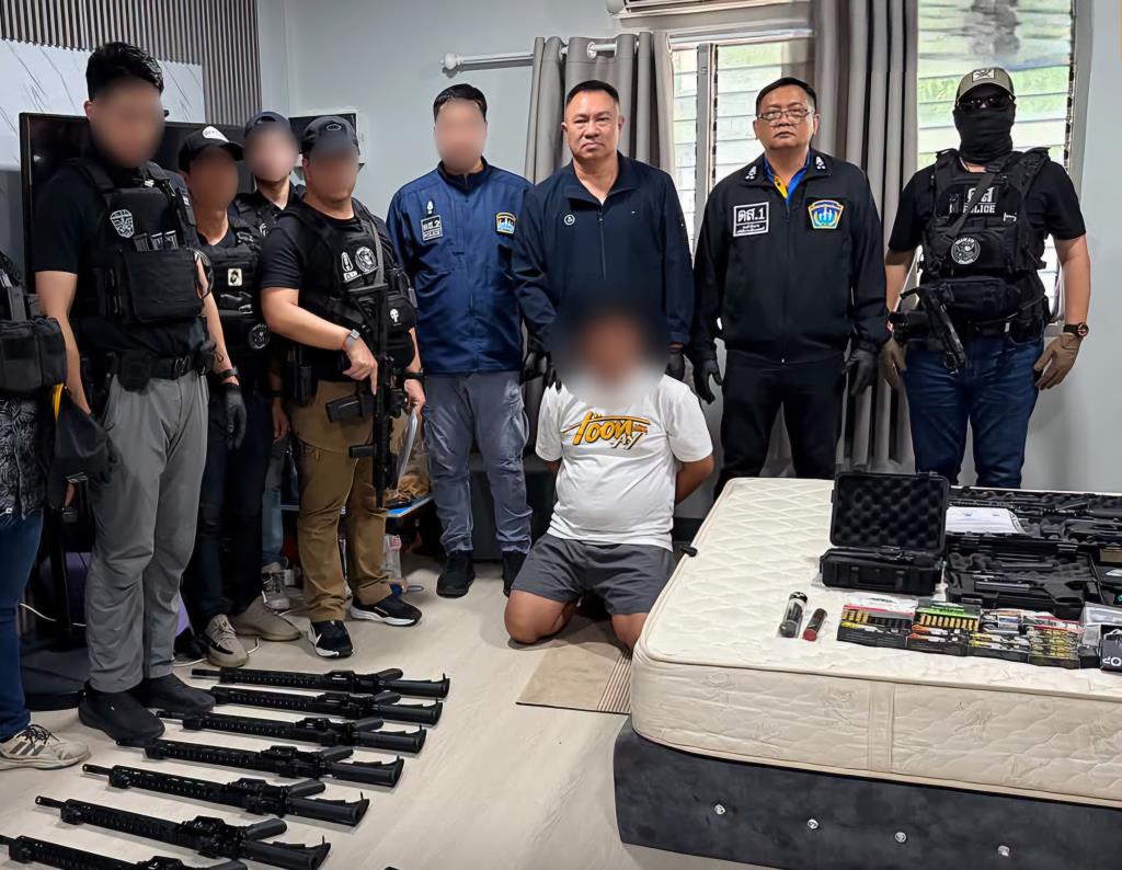 นึกว่าคลังแสง! รวบหนุ่มกรุงเก่า ซุก AR-15 10 กระบอก ยึดกระสุน 5.56 กว่าพันนัด อ้างสั่งซื้อจากต่างประเทศ