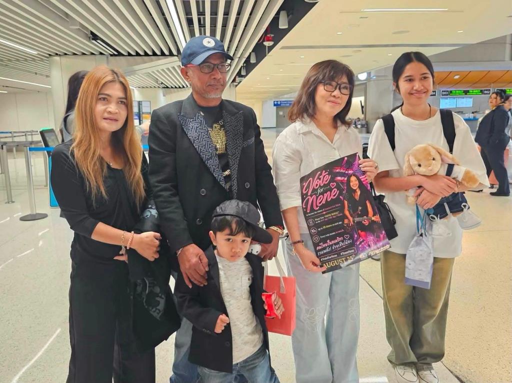 “น้องเนเน่” ควงครอบครัวบินกลับภูเก็ต! คนไทยในอเมริกา-แฟนคลับแห่ส่ง ถึงสนามบินภูเก็ตคืนนี้ 21.35 น.