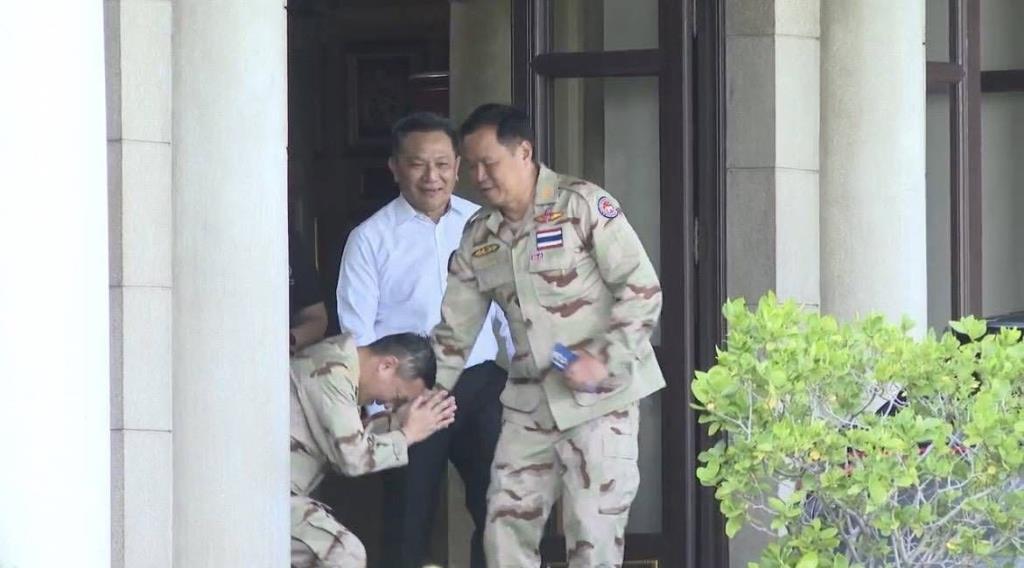‘อนุทิน’ ยิ้มไม่ตอบรูป ‘ปลัดป็อบ’ ไหว้ย่อ หลังสะพัดตีความนั่งปลัด มท.ยาว