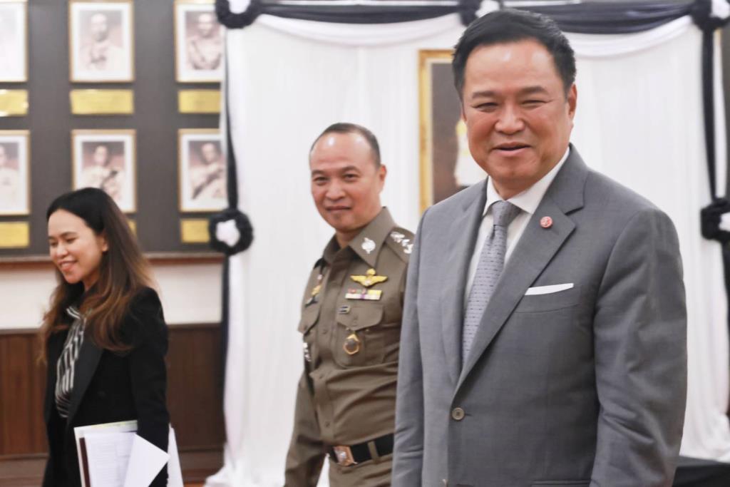 นายอนุทิน ชาญวีรกูล นายกรัฐมนตรี เดินทางกลับ
