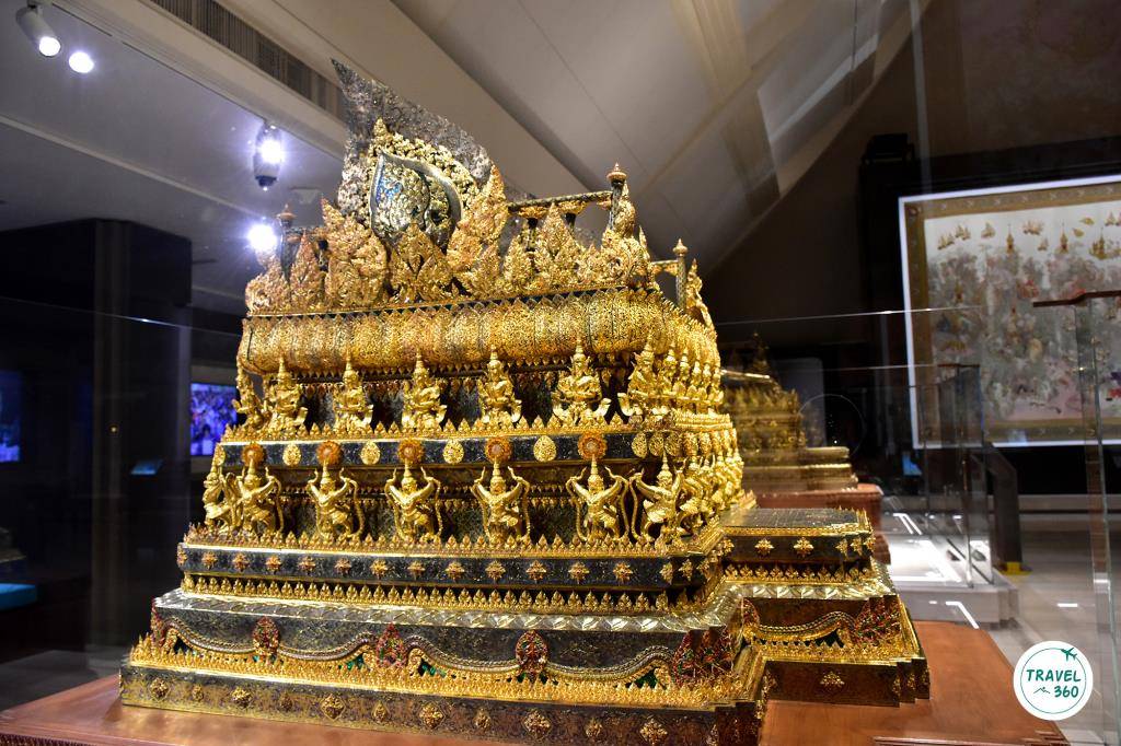 พระที่นั่งพุดตานถมทอง